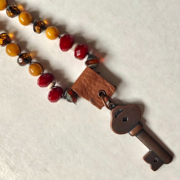 Beaded necklace with key - Picture 3 of 7